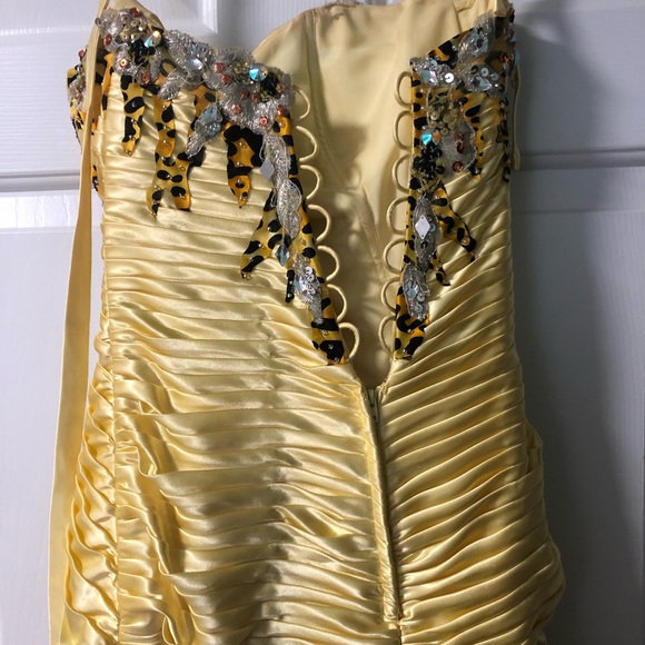 Strapless yellow gown - Picture 4 of 5
